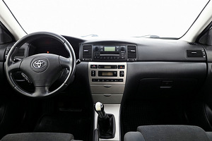 Toyota Corolla Linea Sol Facelift 1.6 81kW (5 фото из 9)