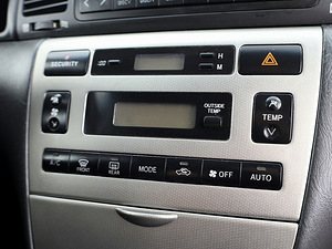 Toyota Corolla Linea Sol Facelift 1.6 81kW (8 фото из 9)