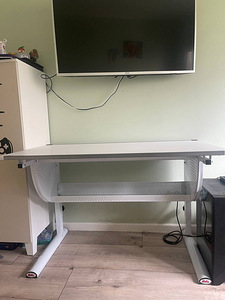 Reguleeritava kõrgusega koolilaud (2 foto / 4)