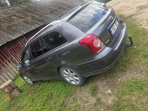 Toyota Avensis (3 фото из 6)