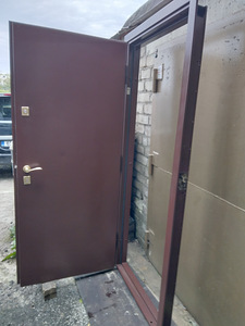 Металлическая дверь (2 фото из 4)