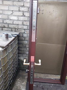 Металлическая дверь (3 фото из 4)