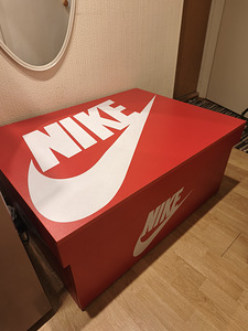 Giant Nike shoes box (1 foto / 3)
