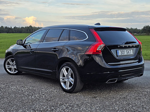 Volvo V60 Summum Twin Engine AWD 2.4 D6 162 кВт (4 фото из 15)