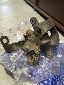 Pidurisadul tagumine Toyota Avensis T27 (2 foto / 5)