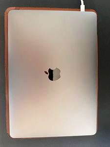 MacBook Pro 13" M1 / Space Gray + Original Apple LeatherCase (4 foto / 7)