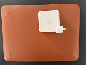 MacBook Pro 13" M1 / Space Gray + Original Apple LeatherCase (1 foto / 7)