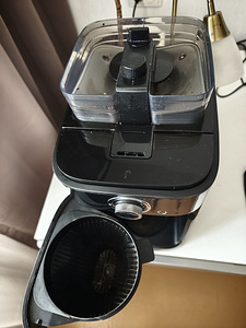 Кофеварка с кофемолкой Philips Grind & Brew HD7769 (3 фото из 5)