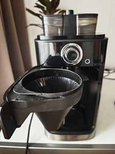 Кофеварка с кофемолкой Philips Grind & Brew HD7769 (1 фото из 5)
