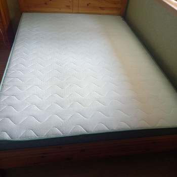 Voodi täispuidust 140x200 koos madratsiga