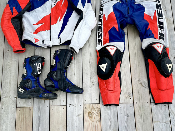 Двухсоставный мотоциклетный комбинезон Dainese