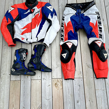 Двухсоставный мотоциклетный комбинезон Dainese