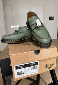 Dr. Martens Adrian лоферы с кисточками из гладкой кожи с жёлтой строчкой (1 фото из 8)
