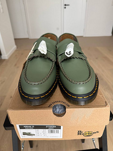 Dr. Martens Adrian лоферы с кисточками из гладкой кожи с жёлтой строчкой (2 фото из 8)