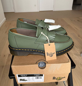 Dr. Martens Adrian лоферы с кисточками из гладкой кожи с жёлтой строчкой (3 фото из 8)