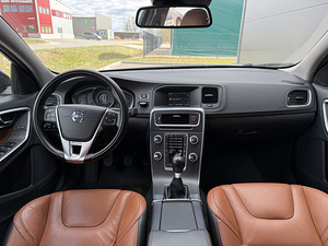 Volvo V60 (9 фото из 13)