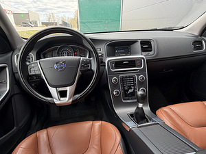 Volvo V60 (10 фото из 13)