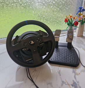 Thrustmaster t300 rool ja pedaalid (1 foto / 1)