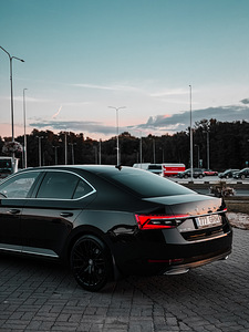 Skoda Superb Laurin & Klement (8 фото из 13)