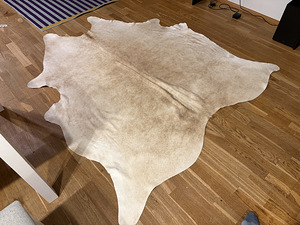 Натуральный ковер из коровьей шкуры (IKEA Koldby) (1 фото из 3)