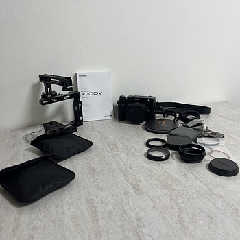 Продаю Fujifilm X100V с большим комплектом аксессуаров.