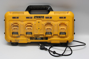 Зарядное устройство DeWalt DCB104 4 порта 8А (2 фото из 2)