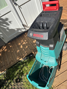 Измельчитель веток Bosch AXT 22 D (3 фото из 4)