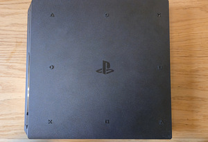 PS4 Pro 1 TB (5 foto / 10)