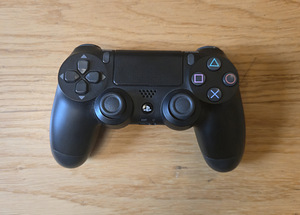 PS4 Pro 1 TB (10 foto / 10)