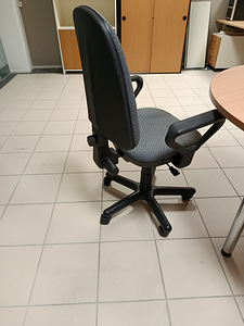 Продаётся офисный стул. (2 фото из 2)