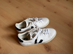 VEJA leather sneakers (1 foto / 4)