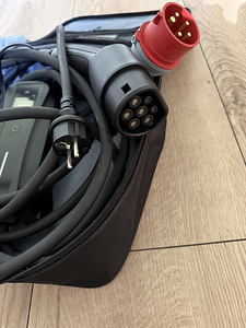 Зарядное устройство для электромобиля 11kw 16 A (3 фото из 3)