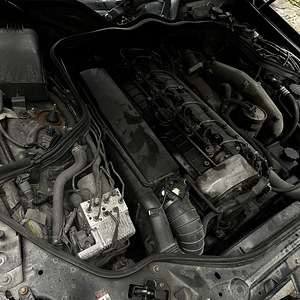 Mercedes-Benz e320 (9 фото из 9)