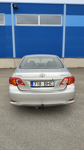 Toyota Corolla (8 фото из 8)