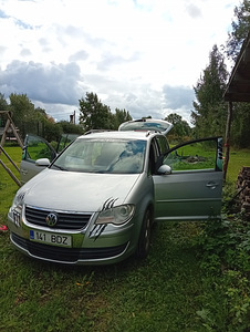Volkswagen Touran (2 фото из 12)