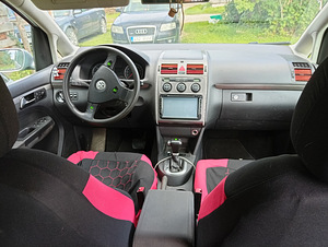 Volkswagen Touran (7 фото из 12)