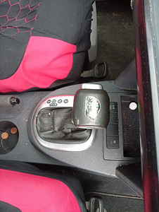 Volkswagen Touran (10 фото из 12)