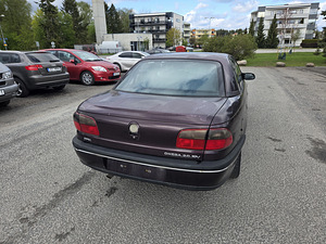 Opel Omega (3 фото из 4)