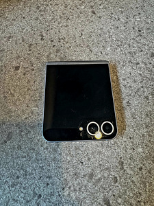 Samsung Galaxy Z Flip6 256GB (1 foto / 3)