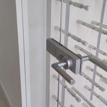 Koodlukk uksel ja hinged