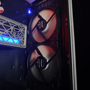 Mänguarvuti / AMD Ryzen 7 7800X3D + RX 9060 XT 16GB (4 foto / 8)