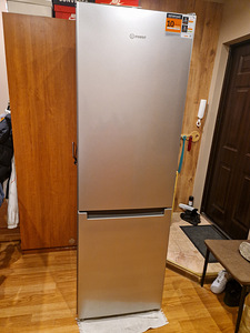 Холодильник Indesit (1 фото из 5)
