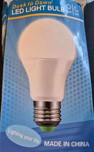 LED лампа 3 шт. с датчиком сумерек Dusk to Dawn 220V/8W, E27 (3 фото из 3)