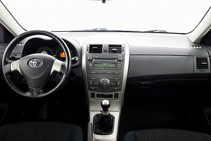 Toyota Corolla Linea Sol 1.6 91kW (5 фото из 8)