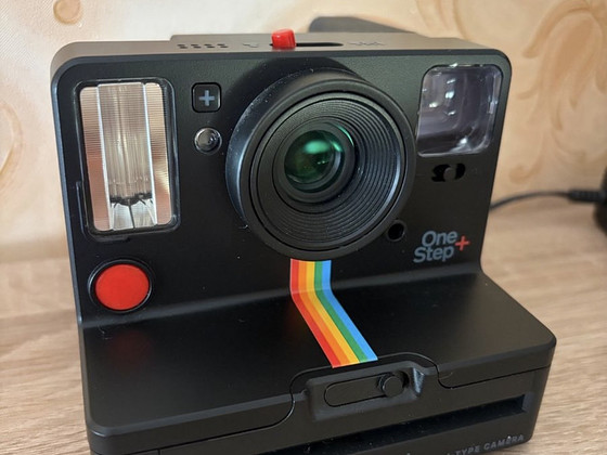 Polaroid OneStep+ (i-Type) — в очень хорошем состоянии, продаётся Polaroid