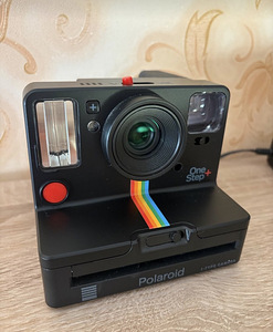 Polaroid OneStep+ (i-Type) — в очень хорошем состоянии, продаётся Polaroid (1 фото из 3)