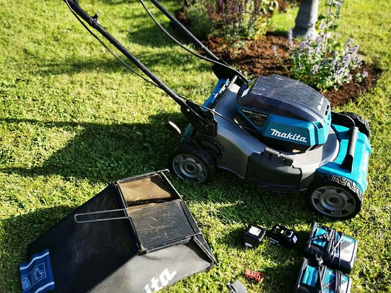 Аккумуляторная газонокосилка Makita DLM530