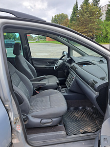 Ford Galaxy (8 фото из 10)