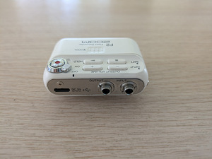 Zoom F2 audio recorder (32-bit float never clip) + SD card (2 foto / 5)