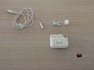 Zoom F2 audio recorder (32-bit float never clip) + SD card (1 foto / 5)